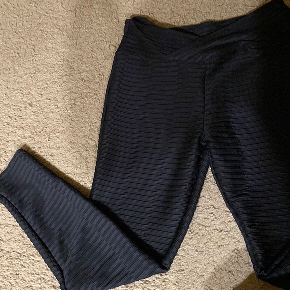 Ribbed Textured Black Leggings with V-Cut Waist From Shein - Picture 3 of 3